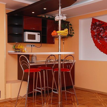 House In Bohatyrska Street Kyiv Exterior photo